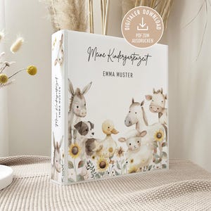Puede incluir: Una carpeta blanca con ilustraciones de acuarela de animales de granja, incluyendo un burro, un perro, un pato, caballos y una oveja, rodeados de girasoles. El texto "Meine Kindergartenzeit" y un nombre se muestran.