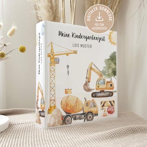 Può includere: Un raccoglitore bianco con illustrazioni ad acquerello di veicoli da cantiere, tra cui una gru, un escavatore e una betoniera. Il testo "Meine Kindergartenzeit" e "Luis Muster" sono visualizzati sulla copertina. Un'icona di download digitale si trova in alto a destra.