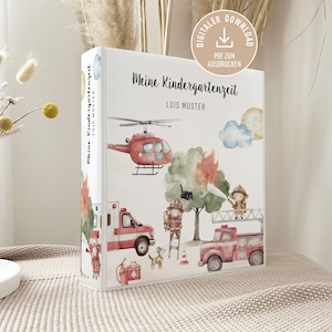 Könnte beinhalten: Ein weißer Ordner mit dem Titel "Meine Kindergartenzeit" und dem Namen "Luis Muster" in schwarzer Schrift. Das Cover zeigt Aquarellillustrationen eines roten Hubschraubers, Feuerwehrautos, Feuerwehrleuten und eines Krankenwagens. Ein digitales Download-Symbol befindet sich oben rechts.