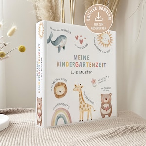 Può includere: Un raccoglitore bianco con il testo "MEINE KINDERGARTENZEIT" e "Luis Muster" in lettere colorate. Il raccoglitore presenta illustrazioni di una balena, un leone, una giraffa, un orso, un arcobaleno e un sole. Un'icona di download digitale è nell'angolo in alto a destra.