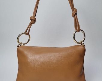 Bolso bandolera de piel marrón tostado: correa ajustable