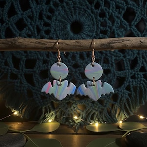 Regenbogen Fledermaus & Mond Anhänger für Witchy Maximalisten