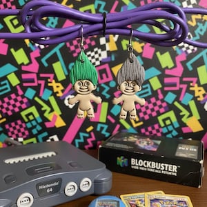 ワイルドなヘアスタイルと奇抜なデザインが魅力の90年代スタイル