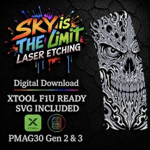 Può includere: Grafica scaricabile digitalmente con un design dettagliato di teschio in scala di grigi e motivi intricati. Il testo "SKY is THE LIMIT LASER ETCHING" è visualizzato in colori vivaci. Include il testo "XTOOL F1U READY SVG INCLUDED".