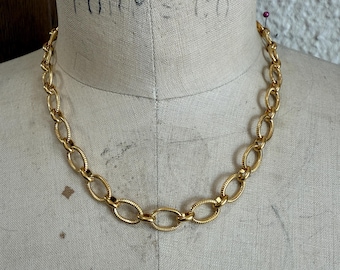 Vintage Chain Necklace Plated in Gold with Oval Gate Clasp