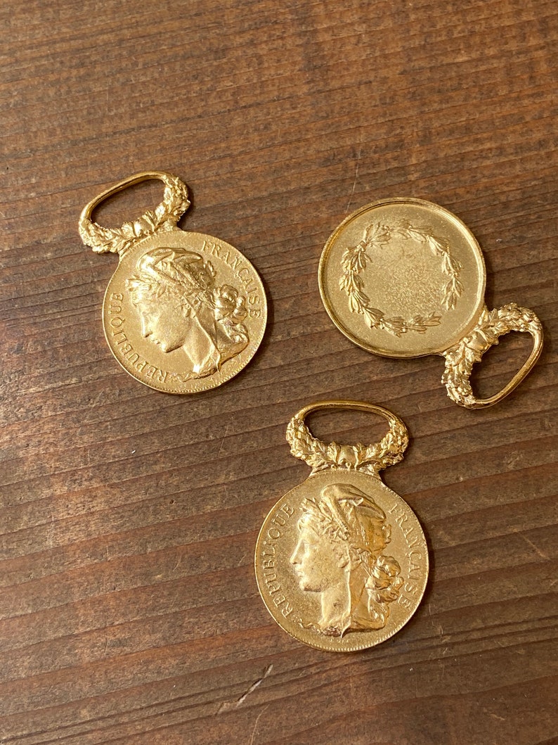 French Medallion with Laurel Wreath Bail Gold Finish