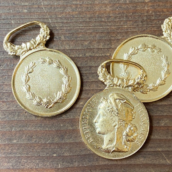 French Medallion with Laurel Wreath Bail - Gold Finish