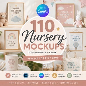 Può includere: Una collezione digitale di 110 mockup per camerette con vari cornici, una tazza in ceramica bianca e una borsa in tela, che mostrano il testo Your Design Here. L'immagine include icone Canva e Photoshop con etichette di testo.