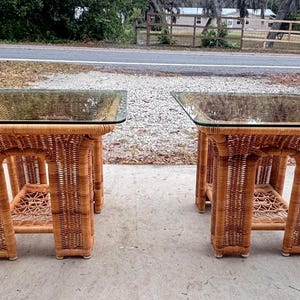 Vintage Paar Korb Beistelltische / Rattan Bambus / Boho Küsten Strandtische / Dicke Glasplatte / KOSTENLOSER VERSAND!