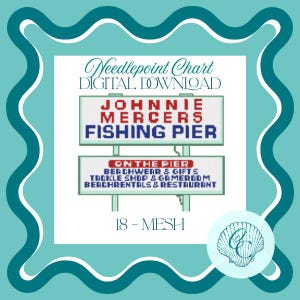 Puede incluir: Un gráfico digital de punto de cruz con un diseño de muelle de pesca. El letrero dice "Johnnie Mercers Fishing Pier" y "On The Pier" con nombres de tiendas. El diseño está sobre tela de 18 mallas, rodeado por un marco turquesa.