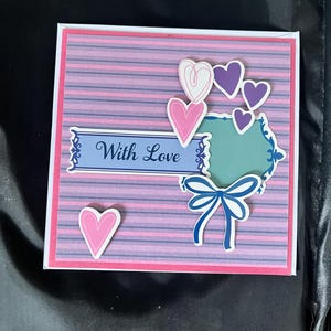 Con amor – Tarjeta de felicitación hecha a mano con rayas y corazones