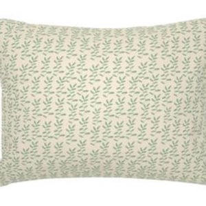 Puede incluir: Cojín rectangular con fondo crema y un patrón repetido de pequeñas formas en forma de hojas verde claro. La almohada tiene un aspecto suave y acogedor, adecuado para la decoración del hogar.