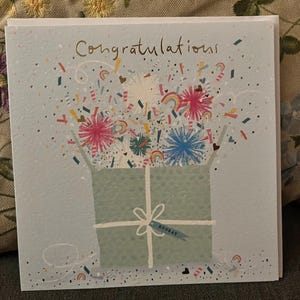 Biglietto di auguri di congratulazioni - Design della scatola regalo con esplosione di celebrazione