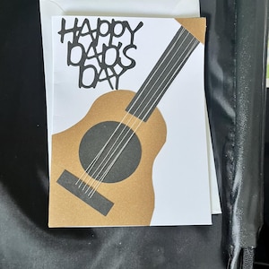 Handgemaakte gitaarkaart voor vaderdag – akoestische gitaar met snaren | Muziekliefhebber papa