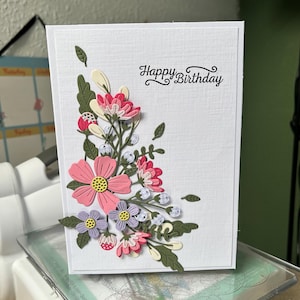 Handgemaakte bloemenverjaardagskaart – elegante gelaagde papieren bloemen, blanco binnenkant