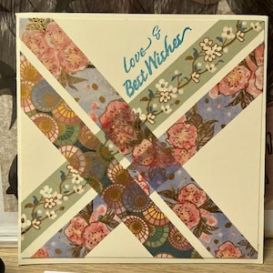 Tarjeta de felicitación hecha a mano con amor y buenos deseos, elegante diseño floral y geométrico, cinta washi.