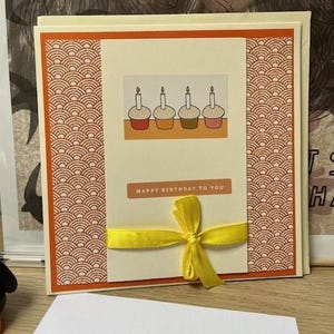 Handgemachte Geburtstagskarte – Cupcake Design mit Schleife – Fröhlich & Elegant
