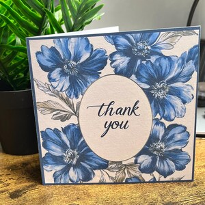 Elegante bloemen 'bedankt'-kaart | AI-verbeterd ontwerp met blauwe bloemen | Blanco binnenkant voor elke gelegenheid