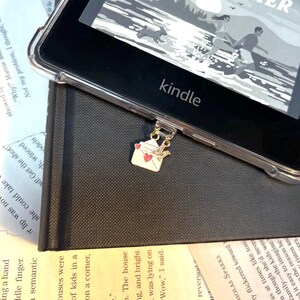 USB-C Staubstecker, Kindle Charm, Kindle Charm, Liebesbrief Charm, Initial Charm - Bookish