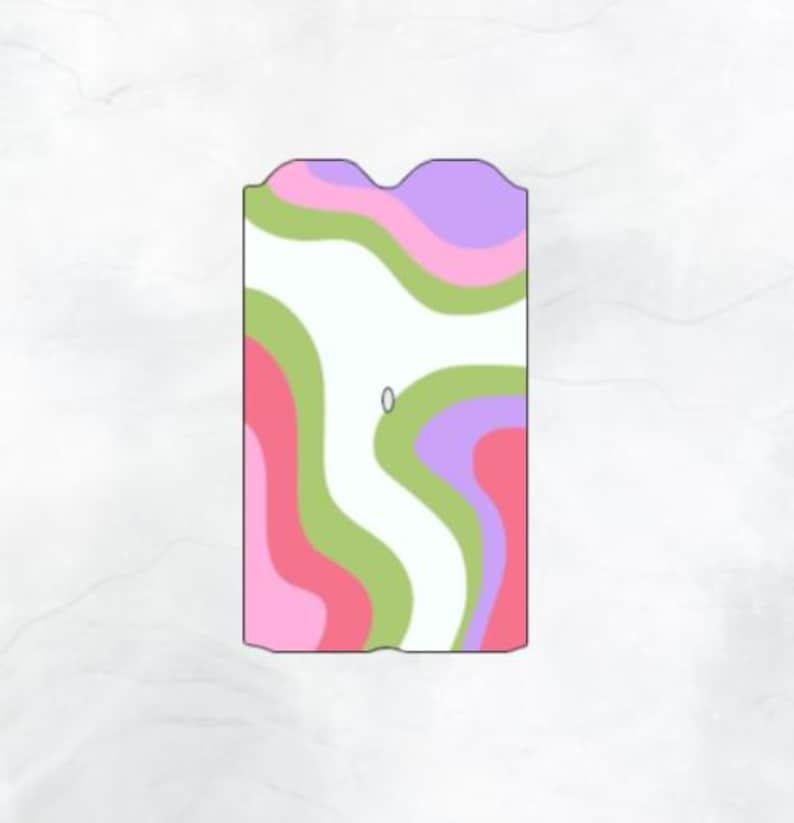 Puede incluir: Patr&oacute;n abstracto con remolinos rosas, verdes y morados sobre un fondo blanco. El patr&oacute;n tiene una forma rectangular.