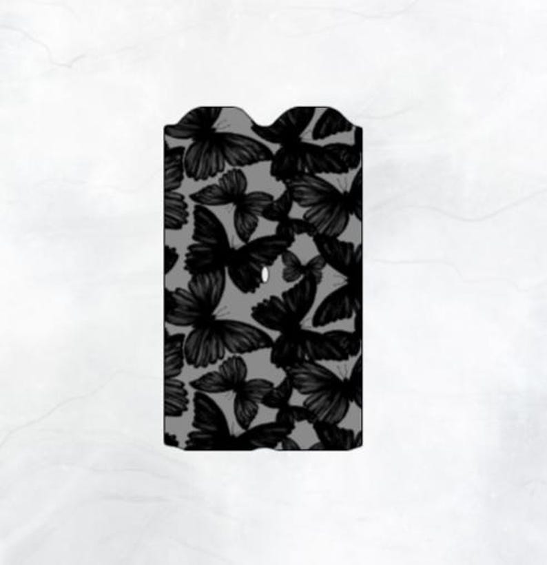 Op de afbeelding: Een grijze achtergrond met een patroon van zwarte vlinders.