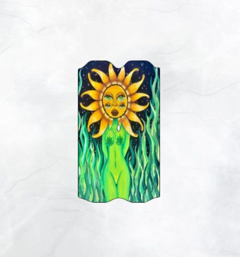 Puede incluir: Una ilustraci&oacute;n psicod&eacute;lica de una figura femenina verde con una cabeza de sol amarilla con m&uacute;ltiples ojos. La figura est&aacute; rodeada de llamas verdes.