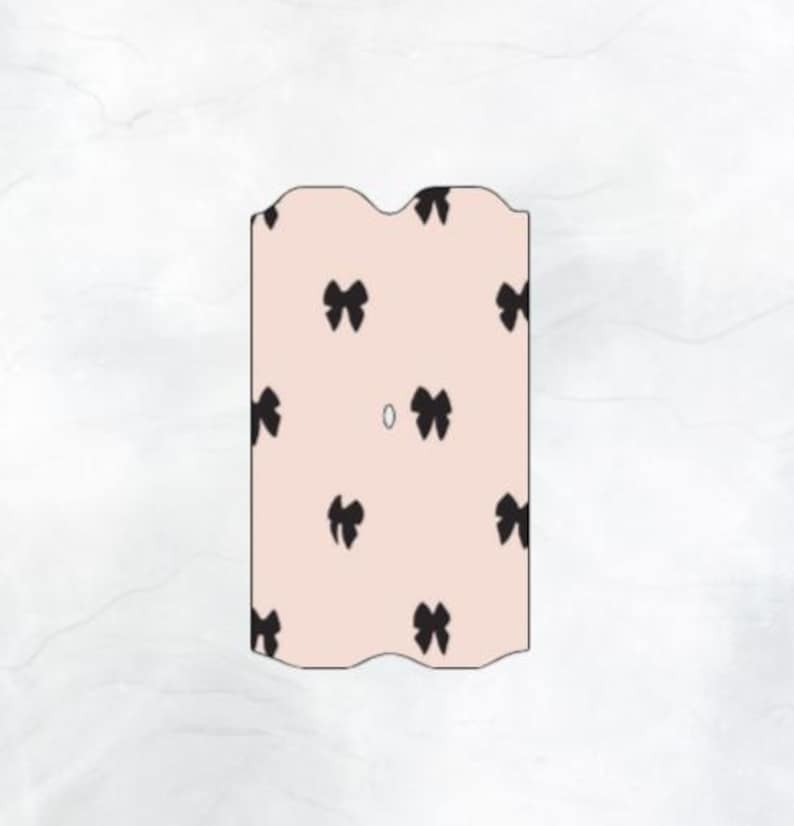 Pu&ograve; includere: Un'etichetta regalo rosa e nera con bordo a festoni. L'etichetta presenta un motivo ripetitivo di fiocchi neri su uno sfondo rosa chiaro.