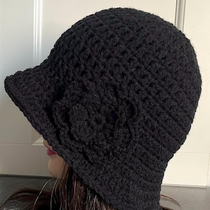 Zwarte clochehoed met bloem