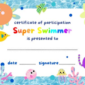 Op de afbeelding: Een kleurrijk deelnamecertificaat voor een "Super Zwemmer". Het ontwerp toont cartoon zeedieren zoals een oranje octopus, gele vis en een zeester, tegen een blauwe waterachtergrond. Bevat ruimte voor datum en handtekening.