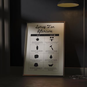 Puede incluir: Un póster enmarcado titulado "Spray Tan Aftercare" con texto negro sobre fondo blanco. El póster incluye secciones "Do" y "Don't" con iconos e instrucciones para mantener un bronceado en spray. El marco es plateado.