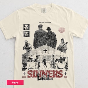 Puede incluir: Camiseta de color marfil con un diseño gráfico que presenta la palabra "SINNERS" en rojo, junto con ilustraciones de personas y una iglesia. El texto "DIRECTED BY RYAN COOGLER" está en la parte superior. La camiseta es de material suave.
