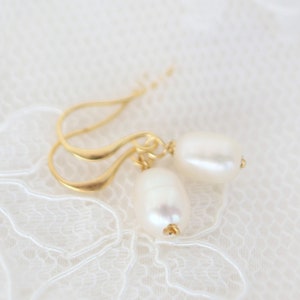Bridesmaid Earrings Pearl, Gold Bridal Earrings, Real Pearl Drop Silver or Gold, Small Freshwater pearl Teardrop Earrings, Classic Wedding