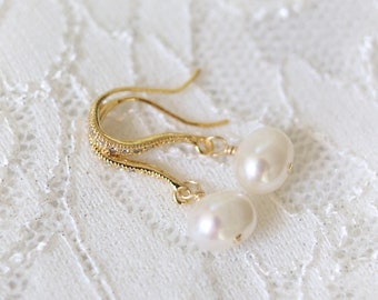 Pendientes de novia de perla, pendientes de perla colgantes, pendientes de perla para boda de oro, joyas de perla para novia, pendientes de boda de oro, pendientes de perla pequeños