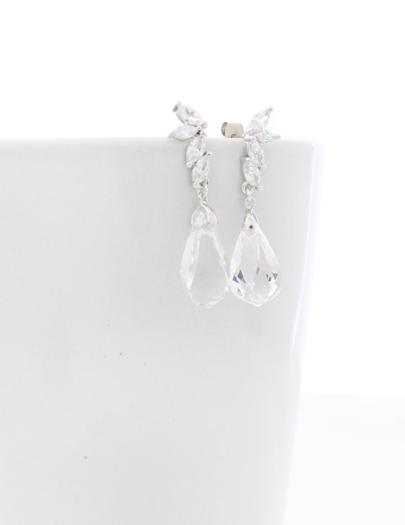 Bridal Dangle Earrings, Clear Swarovski Crystal Teardrop Wedding Earrings in Gold Silver, Small Drop with Flower Post, Bridesmaid Jewelry Bild 5