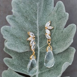 Pendientes colgantes nupciales, pendientes de boda de lágrima de cristal Swarovski transparente en plata dorada, gota pequeña con poste de flores, joyería de dama de honor imagen 4