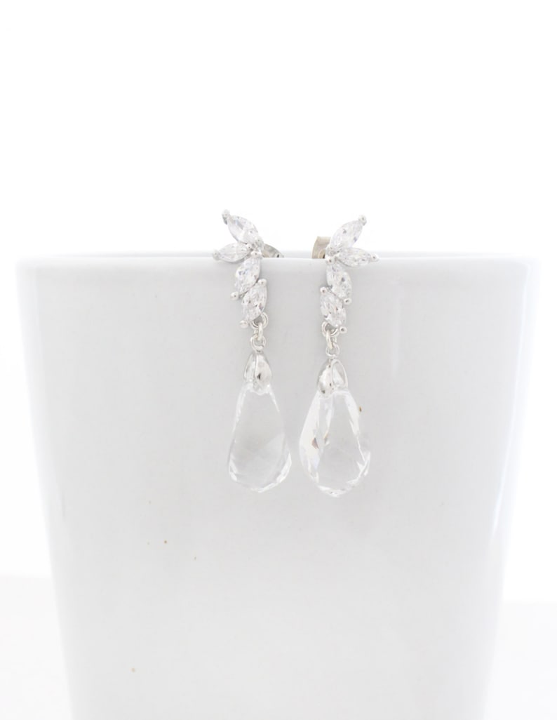 Pendientes colgantes nupciales, pendientes de boda de lágrima de cristal Swarovski transparente en plata dorada, gota pequeña con poste de flores, joyería de dama de honor imagen 1