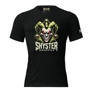 Pode incluir: Camiseta preta com um gráfico de bufão verde e amarelo e o texto "Shyster Graphics".