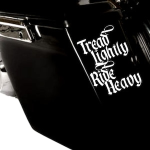 Tread Lightly Fahrt schweres Aufkleber Motorrad Biker Auto Toolbox - schwarz oder weiß 6 Zoll, 8 Zoll oder 10 Zoll. Perfektes Geschenk.