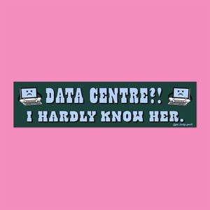 Peut inclure: Un autocollant rectangulaire avec un fond vert foncé et un texte bleu clair indiquant DATA CENTRE?! I HARDLY KNOW HER. De chaque côté du texte se trouvent des illustrations d'ordinateurs blancs avec des visages tristes et des mains.