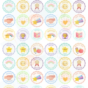 以下が含まれることがあります： 様々なイラストが描かれた、スカラップエッジの丸いステッカーシート。星、鉛筆、リンゴ、虹、手などのデザイン。各ステッカーにはゲール語のテキストが含まれており、パステルカラーです。