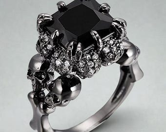 Zwarte gotische schedelring – statementring donkere kristallen, zwarte stenen ring schedeldetail, alternatieve trouwsieraden