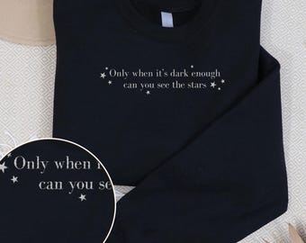 Sudadera unisex de cuello redondo bordada "Solo cuando está suficientemente oscuro puedes ver las estrellas". Camiseta anti-Trump, votante de Kamala y empoderamiento femenino.