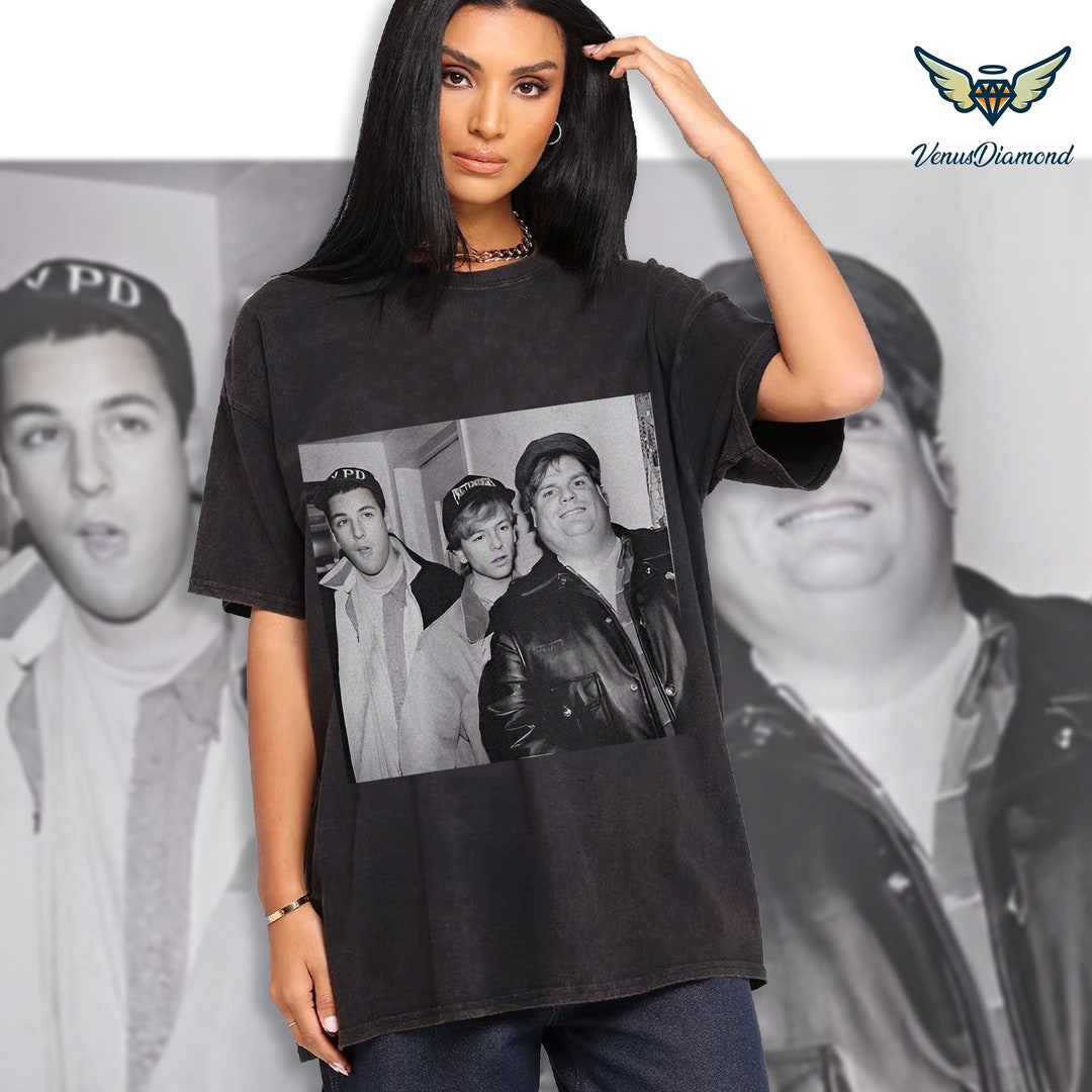 Adam Sandler The Eras Tour T-Shirt, In My Adam Sandler Era 2" Pullover Hoodie For Sale By Capisedo - Foto 9