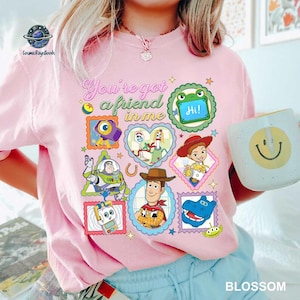 You'Ve Got A Friend In Me Comfort Colors Tee, Woody Buzz Etch Lenny Mr Spell Shirt, Family Vacation 2026 Trip, Pixar Toy Story 5 T-Shirt afbeelding 3