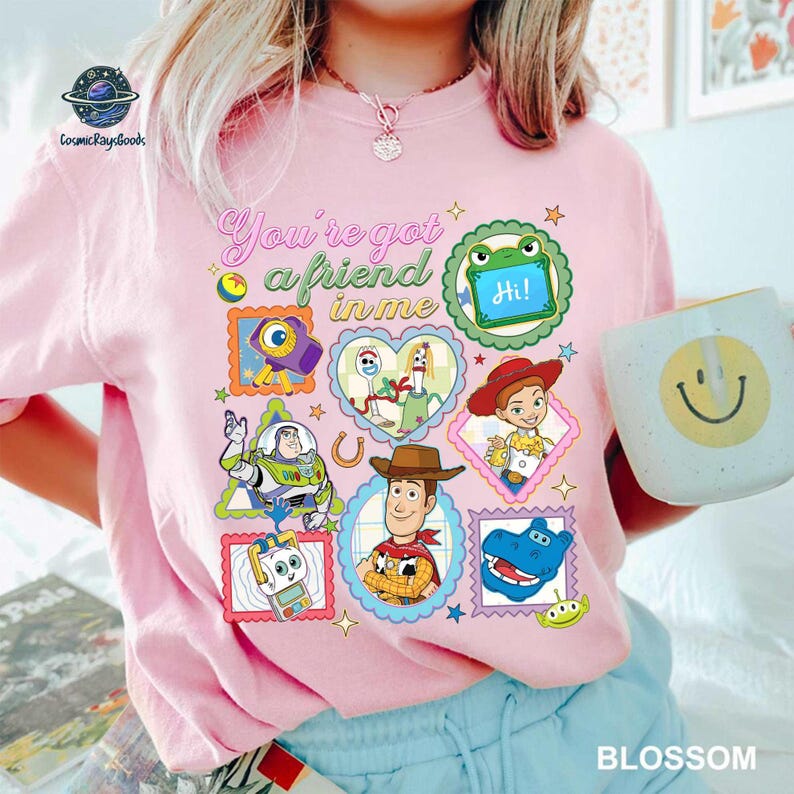 You'Ve Got A Friend In Me Comfort Colors Tee, Woody Buzz Etch Lenny Mr Spell Shirt, Family Vacation 2026 Trip, Pixar Toy Story 5 T-Shirt afbeelding 3
