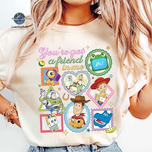 You'Ve Got A Friend In Me Comfort Colors Tee, Woody Buzz Etch Lenny Mr Spell Shirt, Family Vacation 2026 Trip, Pixar Toy Story 5 T-Shirt afbeelding 1