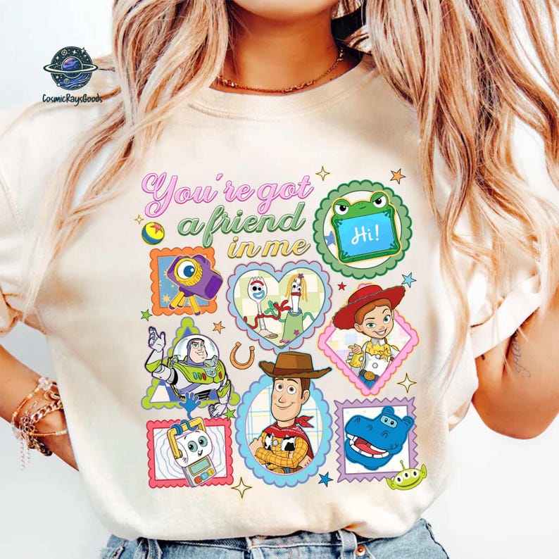 You'Ve Got A Friend In Me Comfort Colors Tee, Woody Buzz Etch Lenny Mr Spell Shirt, Family Vacation 2026 Trip, Pixar Toy Story 5 T-Shirt afbeelding 1