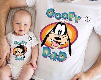 Könnte beinhalten: Weiße T-Shirts mit einem Cartoon-Bild von Goofy. Das Shirt des Vaters sagt "Goofy Dad" und das Shirt des Babys sagt "Goofy Son".