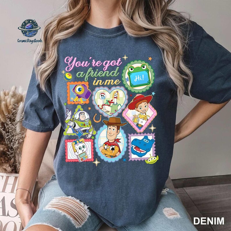 You'Ve Got A Friend In Me Comfort Colors Tee, Woody Buzz Etch Lenny Mr Spell Shirt, Family Vacation 2026 Trip, Pixar Toy Story 5 T-Shirt afbeelding 2