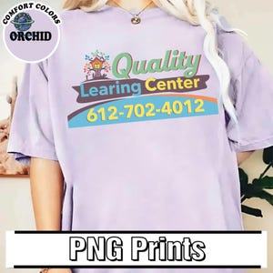 Könnte beinhalten: Ein helllila T-Shirt mit dem Text "Quality Learning Center" und einer Telefonnummer. Das Shirt hat auch ein Logo mit einem Haus- und Baumdesign. Die Worte "PNG Prints" stehen unten.